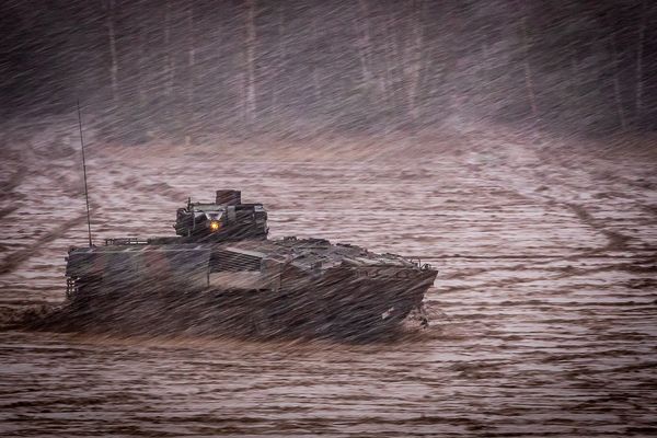 Die Panzerlehrbrigade 9 hatte auf dem Truppenübungsplatz Munster ein umfangreiches Programm für den Besuch der Ministerin vorbereitet - der Schützenpanzer Puma war natürlich auch dabei. Foto: Bundeswehr/Mario Baehr