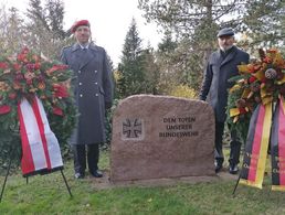 Christopher Wagner (l.) und Friedrich Brod legten Kranz nieder. Foto: DBwV