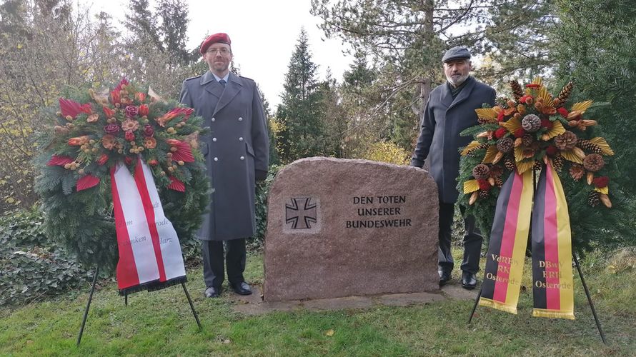 Christopher Wagner (l.) und Friedrich Brod legten Kranz nieder. Foto: DBwV