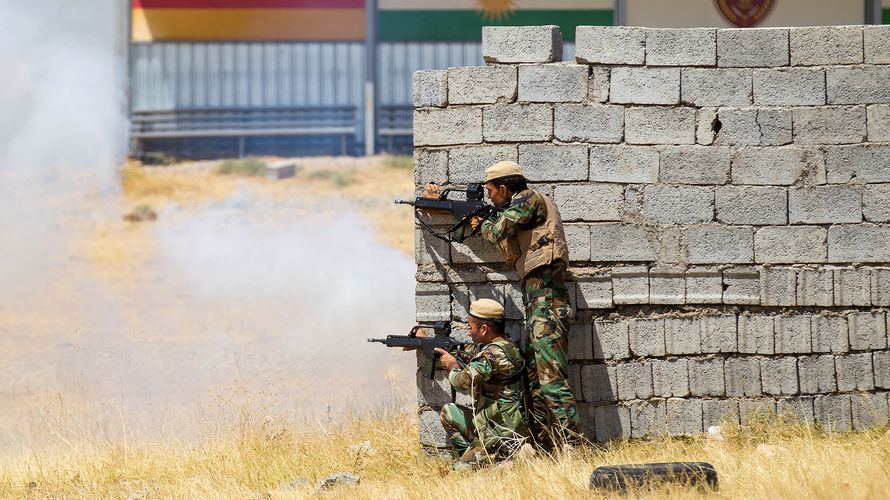 Kurdische Peschmerga-Kämpfer trainieren im Nordirak mit deutschen G36-Sturmgewehren. Die Bundeswehr soll sich nach dem Willen der Bundesregierung mindestens bis zum 31. Januar 2021 weiter in der Region engagieren. Foto: Bundeswehr/Jana Neumann