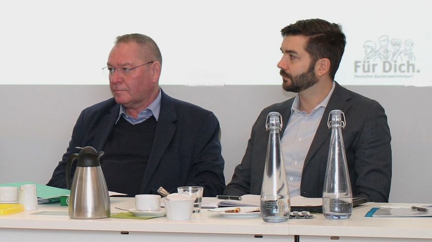 Hauptmann a.D. Köpsel (l.) und Hauptmann d.R. Ziegler waren am Ende der beiden Sitzungen zufrieden mit den Ergebnissen. Foto: DBwV/Hahn