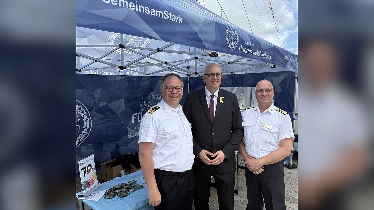 Dieter Lesch, Bürgermeister Andreas Bovenschulte und Ingo Minkau am DBwV-Info-Stand. Foto: DBwV