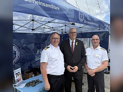 Dieter Lesch, Bürgermeister Andreas Bovenschulte und Ingo Minkau am DBwV-Info-Stand. Foto: DBwV