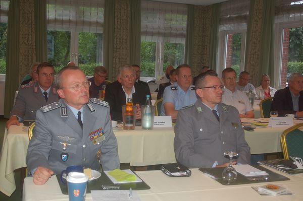 Jörg Struckmeier (l.) lud Thomas Schwappacher zu seiner Bezirksversammlung ein. Foto: DBwV