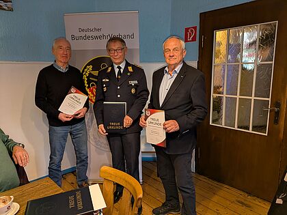 In Gießen dankte Oberstabsfeldwebel a.D. Jürgen Gemmer den Kameraden Oberstleutnant a.D. Walter Momberger (rechts) und Oberstabsfeldwebel a.D. Jürgen Marschinke (links) für ihre langjährige Mitgliedschaft im DBwV. Foto: Ralf Schuchard