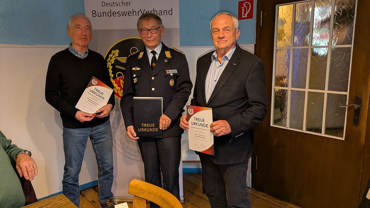 In Gießen dankte Oberstabsfeldwebel a.D. Jürgen Gemmer den Kameraden Oberstleutnant a.D. Walter Momberger (rechts) und Oberstabsfeldwebel a.D. Jürgen Marschinke (links) für ihre langjährige Mitgliedschaft im DBwV. Foto: Ralf Schuchard