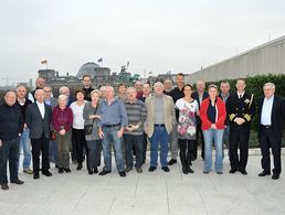 Die Teilnehmer des Besuchs mit dem Marineattaché auf der Dachterrasse der Botschaft. Foto: US-Botschaft
