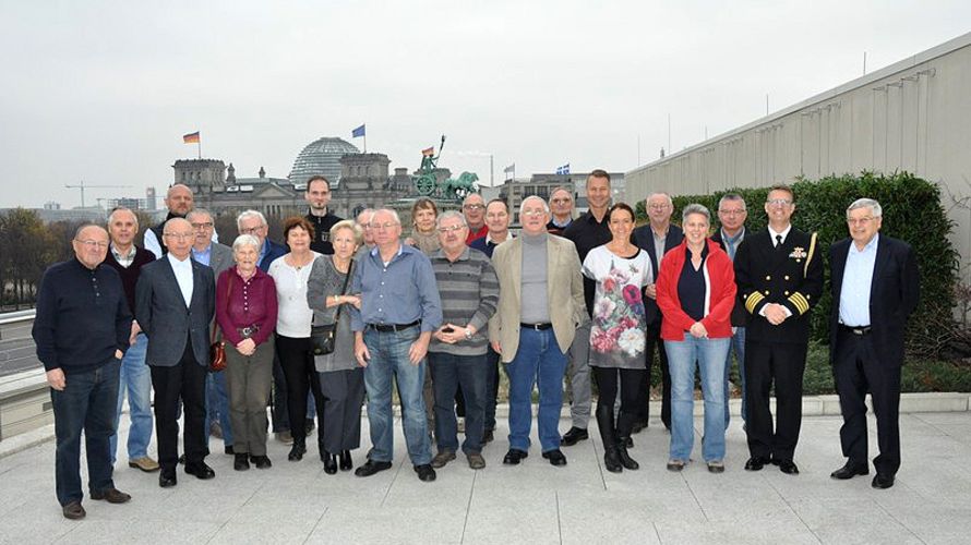 Die Teilnehmer des Besuchs mit dem Marineattaché auf der Dachterrasse der Botschaft. Foto: US-Botschaft