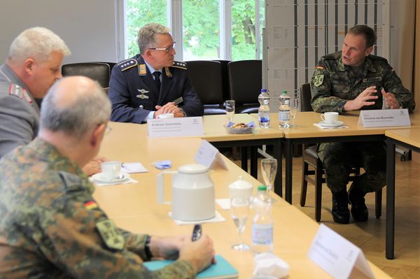 Vom künftigen stellvertretenden Kommandeur und Chef des Stabes des Landeskommandos Berlin, Oberst Christian von Blumröder (r.), erfuhr Andreas Steinmetz, welchen Auftrag diese Dienststelle in Zukunft haben wird. Foto: DBwV/Uwe Hahn