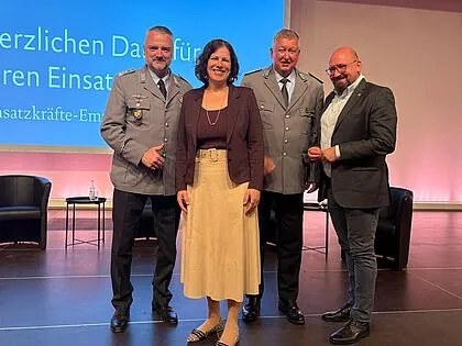 Oberst d.R. Dr. Marc Lemmermann (Landesvorsitzender der Landesgruppe Schleswig-Holstein des Reservistenverbandes, VdRBw), Landtagspräsidentin Kristina Herbst, Oberst Thomas Behr und Sven Neumann (Landesvorsitzender Gewerkschaft der Polizei, GdP). Foto: DBwV