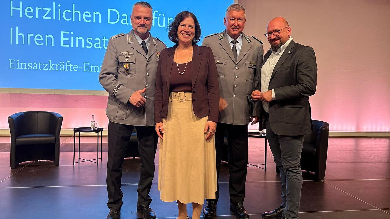 Oberst d.R. Dr. Marc Lemmermann (Landesvorsitzender der Landesgruppe Schleswig-Holstein des Reservistenverbandes, VdRBw), Landtagspräsidentin Kristina Herbst, Oberst Thomas Behr und Sven Neumann (Landesvorsitzender Gewerkschaft der Polizei, GdP). Foto: DBwV