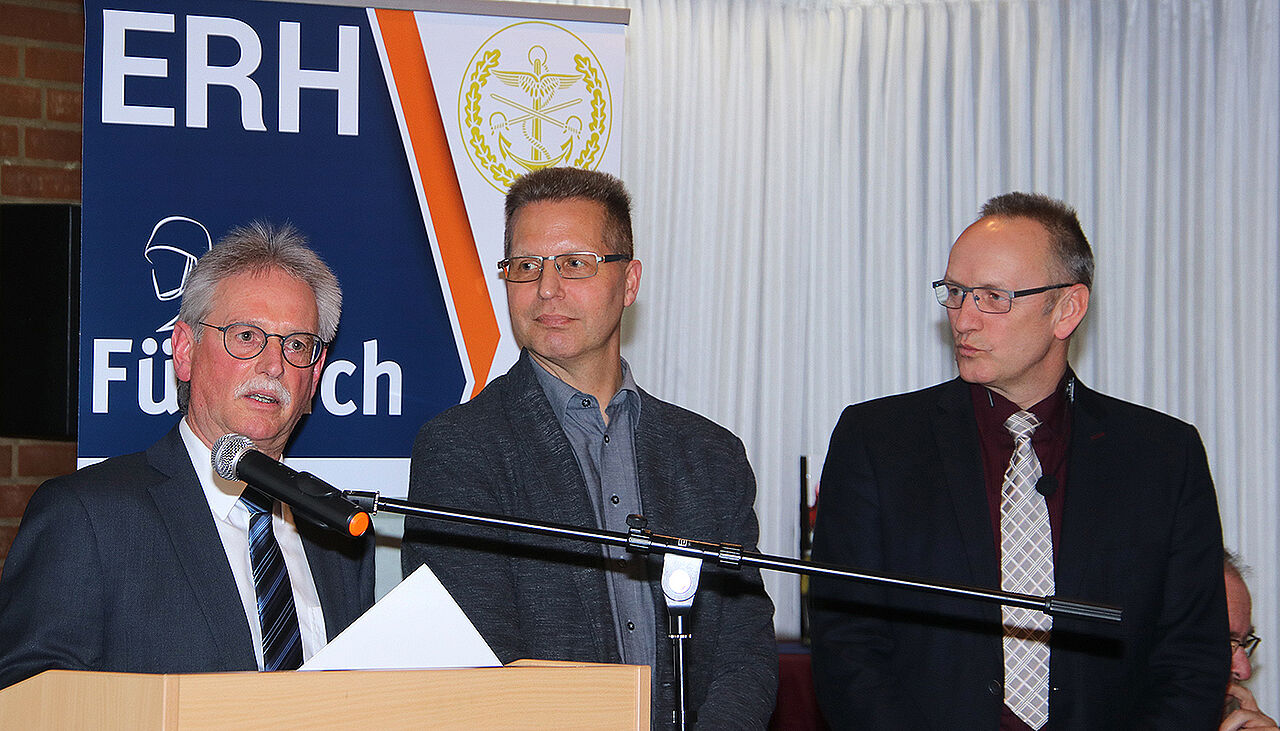 Oberstabsfeldwebel a.D. Uwe Holz (Mitte) wurde für seine Verdienste für den Verband am Standort Hannover mit der Verdienstnadel in Bronze ausgezeichnet. Foto: DBwV