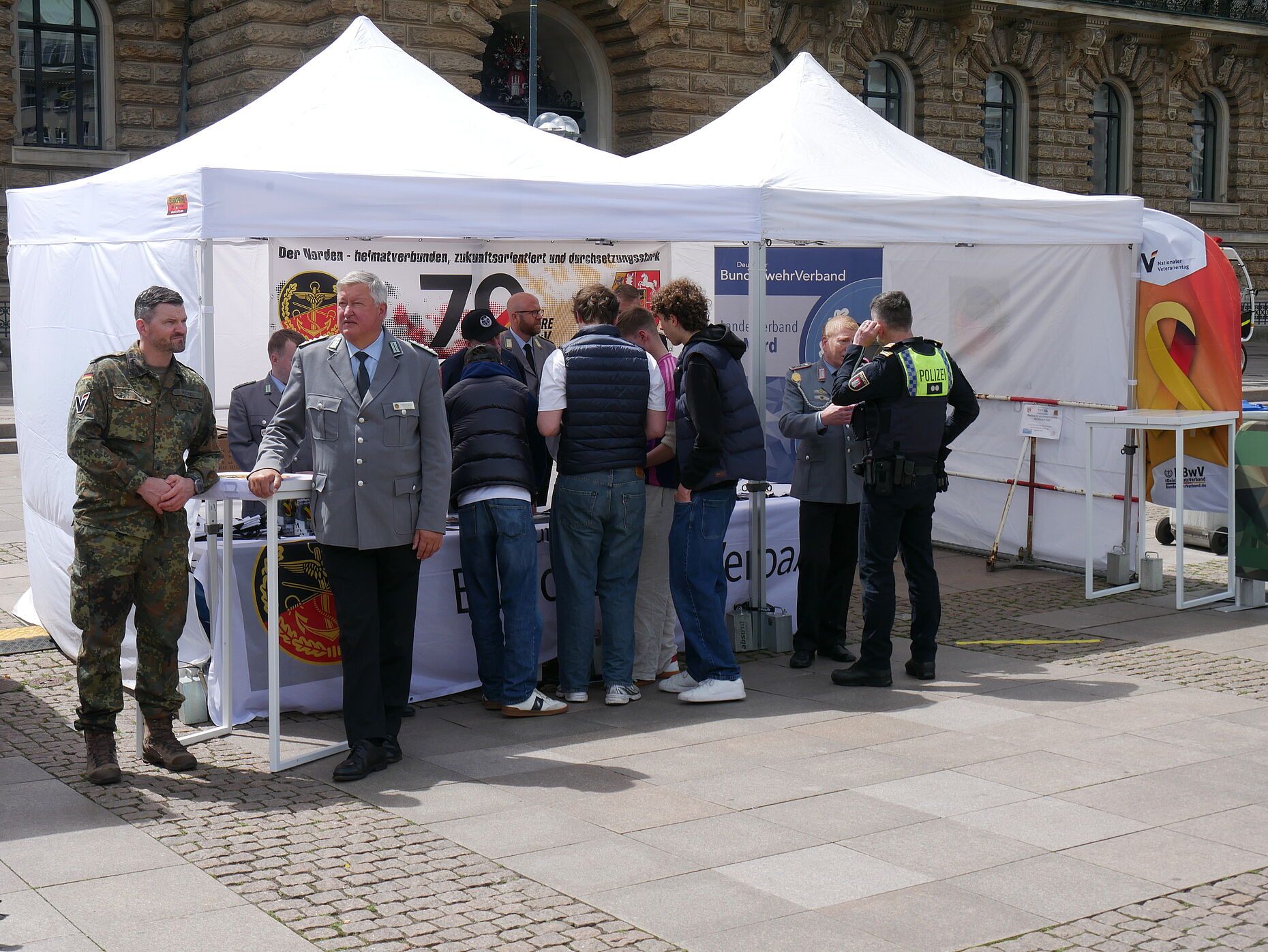 Thomas Behr (2. von links) stellt sich am gut frequentierten Info-Stand den Besuchern. Foto: DBwV