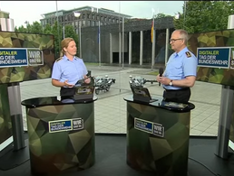 Im Studio auf dem Paradeplatz im Bendlerblock: Generalinspekteur Eberhard Zorn im Gespräch mit Moderatorin Hauptfeldwebel Christin Rudolf. Screenshot: DBwV