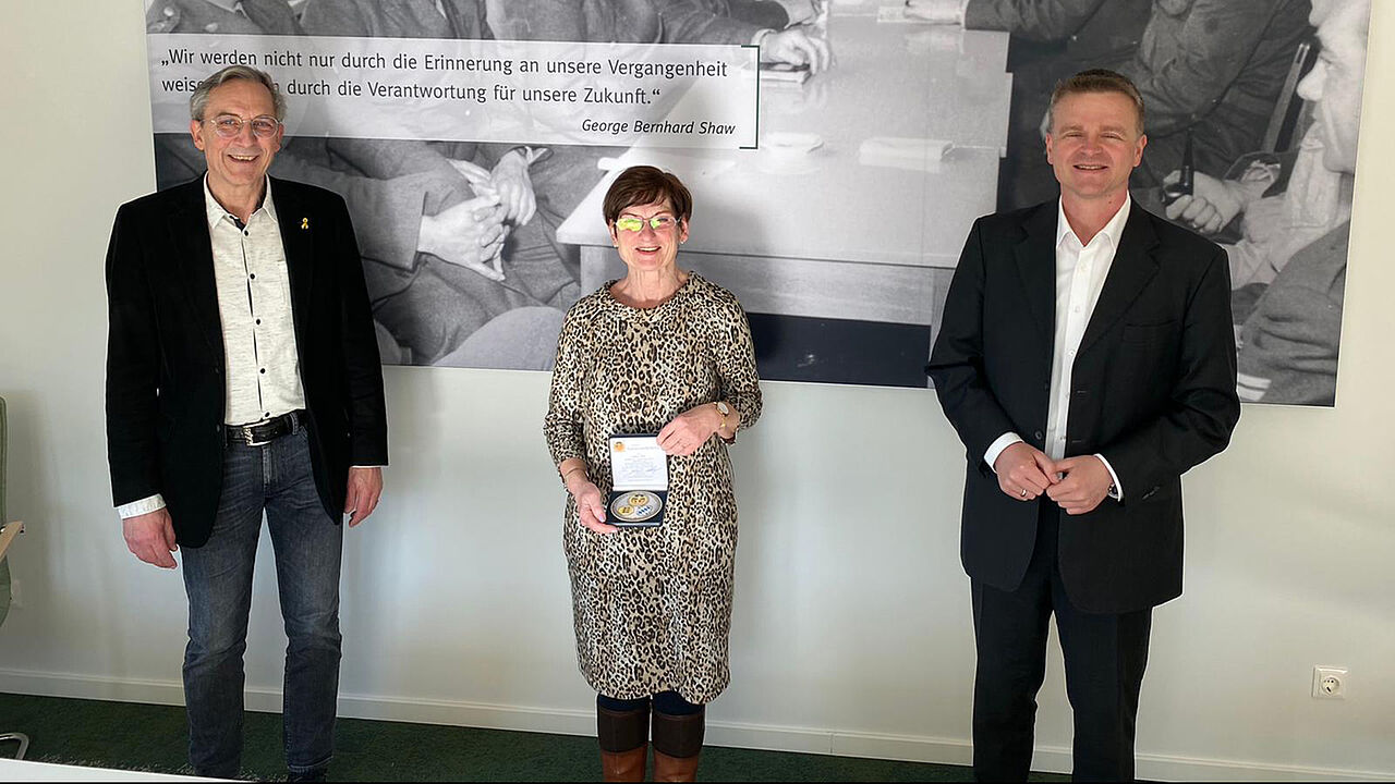 Der Landesvorsitzende Gerhard Stärk (v.l.) bedankt sich bei Sabine Tietz im Beisein des Bundesvorsitzenden André Wüstner für jahrelange, hervorragende Zusammenarbeit mit der Landesplakette Süddeutschland. Foto: DBwV