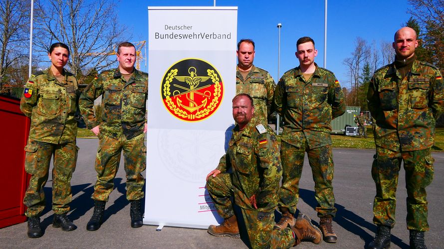 Der neue Vorstand mit Oberfeldwebel Nadine Haun (stehend v.l.), Hauptfeldwebel Alexander Schulz, Hauptfeldwebel Matthias Lotter, Marvin Muth, Vorsitzender Sascha Schmidt sowie  Bezirksvorsitzender  Oberstabsfeldwebel Gerd-Josef Bopp (kniend). Foto: TruKa LogBtl 461 