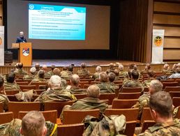 TruKa Kaufbeuren-Standorttag. Großes Interesse zeigten Mitglieder des DBwV und Angehörige der Dienststelle am Vortrag des Bundesvorstandsmitglieds im sehr gut besetzten Kinosaal des Fliegerhorstes. Foto: Bundeswehr / Alexander Bernhard