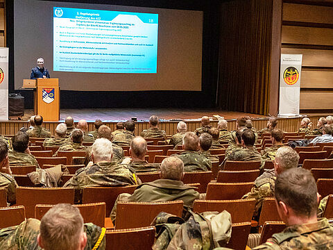 TruKa Kaufbeuren-Standorttag. Großes Interesse zeigten Mitglieder des DBwV und Angehörige der Dienststelle am Vortrag des Bundesvorstandsmitglieds im sehr gut besetzten Kinosaal des Fliegerhorstes. Foto: Bundeswehr / Alexander Bernhard