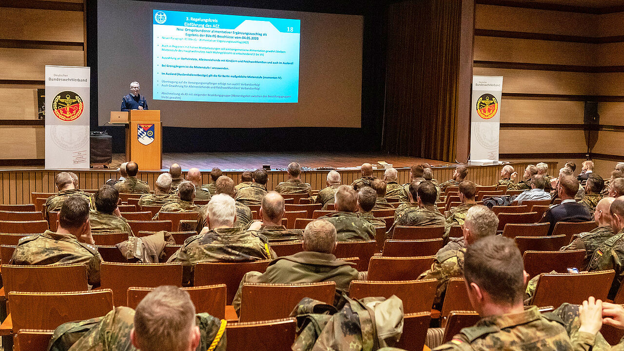 TruKa Kaufbeuren-Standorttag. Großes Interesse zeigten Mitglieder des DBwV und Angehörige der Dienststelle am Vortrag des Bundesvorstandsmitglieds im sehr gut besetzten Kinosaal des Fliegerhorstes. Foto: Bundeswehr / Alexander Bernhard