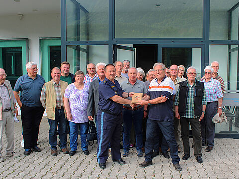 Vorsitzender Oberstleutnant a.D. Klaus Schwarzenberger dankte Leitendem Polizeidirektor Robert Anderl eine Erinnerungsplakette des BundeswehrVerbandes für die interessanten Einblicke in die Arbeit Bayerischen Grenzpolizeiinspektion Piding. Fotos: Klaus Schwarzenberger 