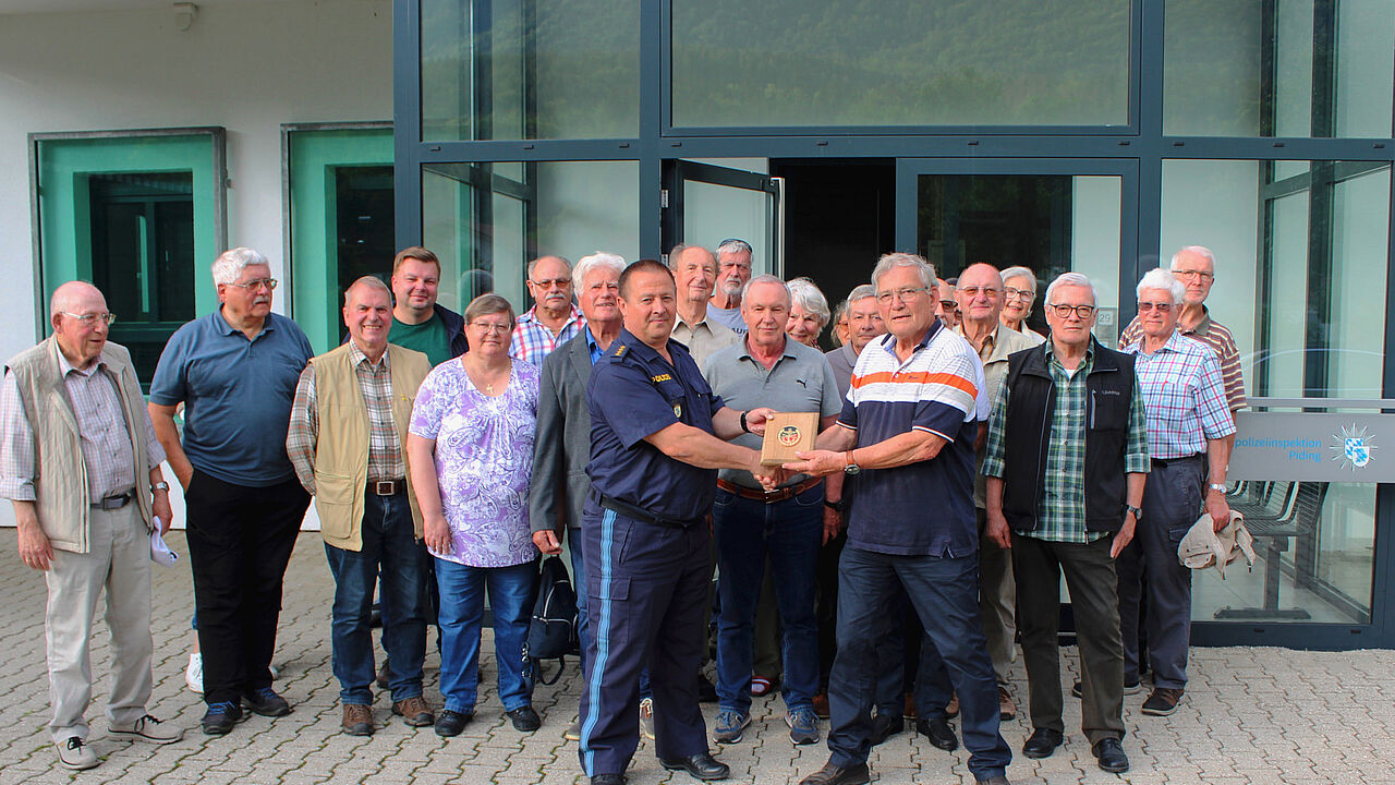 Vorsitzender Oberstleutnant a.D. Klaus Schwarzenberger dankte Leitendem Polizeidirektor Robert Anderl eine Erinnerungsplakette des BundeswehrVerbandes für die interessanten Einblicke in die Arbeit Bayerischen Grenzpolizeiinspektion Piding. Fotos: Klaus Schwarzenberger 