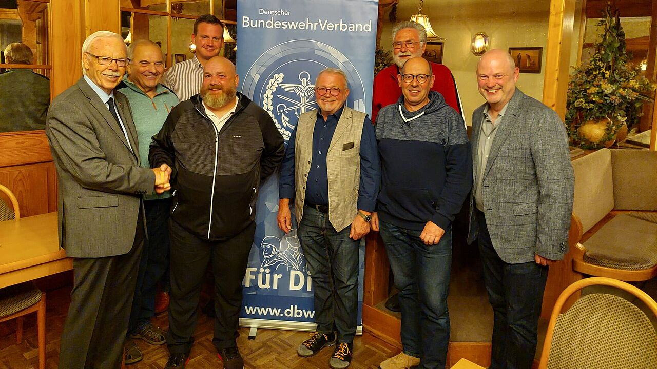 Unter den Mitgliedern des neuen Vorstands der KERH Hemau/Oberpfalz: Bezirksvorsitzender Stabsfeldwebel Christian Schleicher (3.v.l.), KERH-Vorsitzender Stabsfeldwebel d.R. Peter Hergert (4.v.l.) und Landes-Vize Oberstabsfeldwebel Dieter Götz (rechts). Foto: KERH Hemau