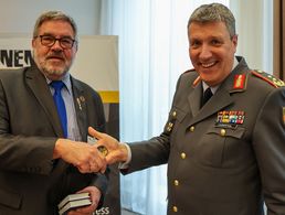 Hauptmann a.D. und Stabshauptmann d.R. Ernst Wendland (l.) überreichte Generalleutnant Markus Laubenthal den Coin des Vorstandes ERH. Foto: DBwV/Sarina Flachsmeier