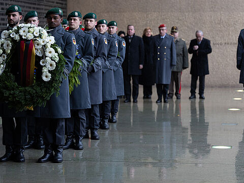 Am Ehrenmal der Bundeswehr im Bendlerblock wurden zum Volkstrauertag Kränze niedergelegt. Foto: Bundeswehr/Jana Neumann