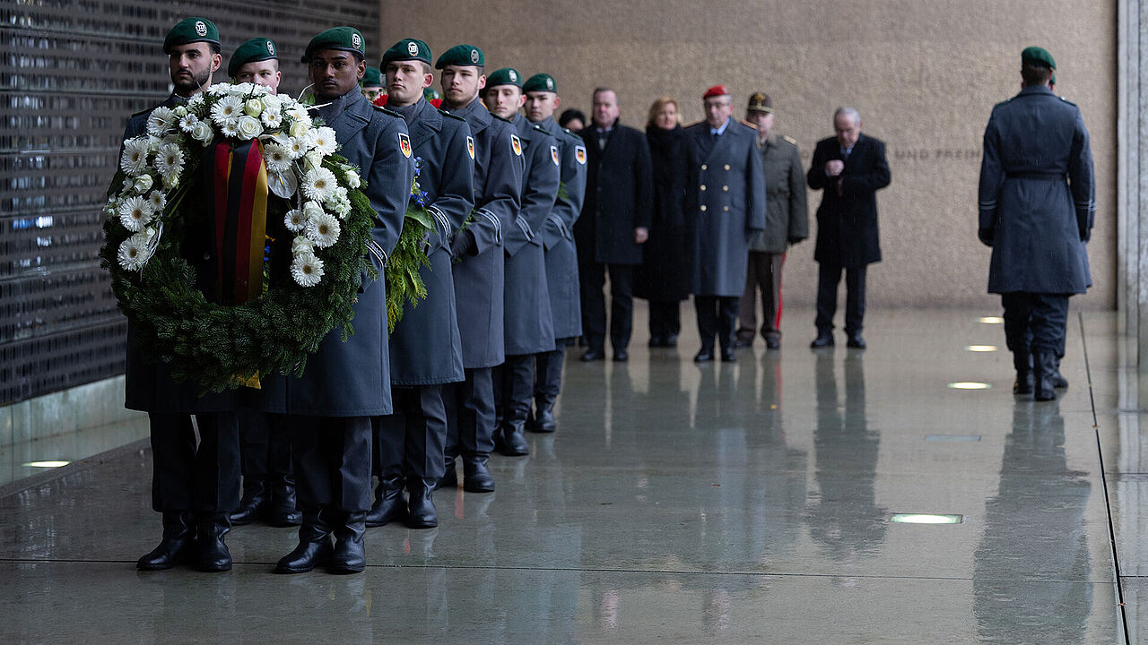 Am Ehrenmal der Bundeswehr im Bendlerblock wurden zum Volkstrauertag Kränze niedergelegt. Foto: Bundeswehr/Jana Neumann