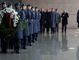 Am Ehrenmal der Bundeswehr im Bendlerblock wurden zum Volkstrauertag Kränze niedergelegt. Foto: Bundeswehr/Jana Neumann