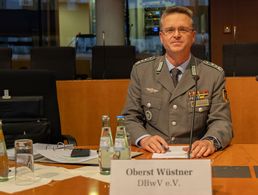 Oberst André Wüstner machte in der Anhörung deutlich, dass der BundeswehrVerband noch Verbesserungspotential beim „Artikelgesetz Zeitenwende“ sieht. Foto: DBwV/Sarina Flachsmeier