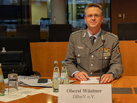 Oberst André Wüstner machte in der Anhörung deutlich, dass der BundeswehrVerband noch Verbesserungspotential beim „Artikelgesetz Zeitenwende“ sieht. Foto: DBwV/Sarina Flachsmeier