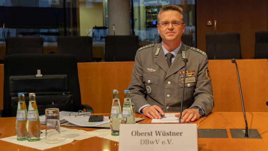 Oberst André Wüstner machte in der Anhörung deutlich, dass der BundeswehrVerband noch Verbesserungspotential beim „Artikelgesetz Zeitenwende“ sieht. Foto: DBwV/Sarina Flachsmeier