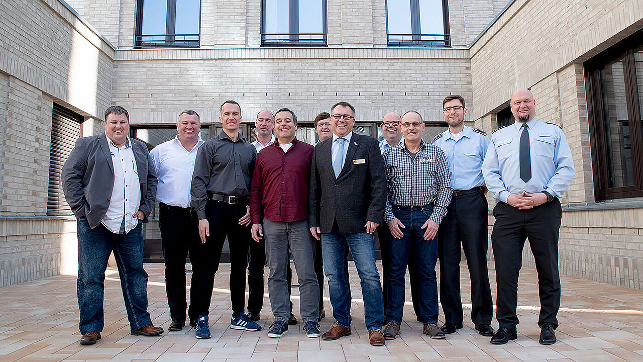 Guter Start in Berlin (v.l.): Oberbrandmeister Christian Biermann (ZBrdSchBw KoordSt West Köln), Hauptbrandmeister Frank Bier (BwF Baumholder), Oberbrandmeister Michael Kasche (BwF Bückeburg), Oberbrandmeister Christian Rehhorn (BwF Manching), Oberbrandmeister Michael Otten (BwF Wilhelmshaven), Brandsamtsrat Christian Frey (BwF Kalkar), Regierungsamtsinspektor Bernd Kaufmann, Hauptmann Ralph Osterkamp (ZBrdSchBw Sonthofen), Oberbrandmeister Rüdiger Laux (BwF Kalkar), Oberstabsfeldwebel Thomas Leniger (ZBrdSchBw Sonthofen) und Hauptmann Kai-Ingo Behnke. Foto: DBwV/Bombeke