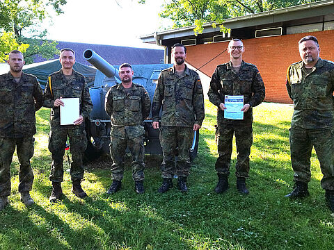 Lars Schunack (4.v.l.) mit Angehörigen des alten und des neuen Vorstandes  Foto: DBwV