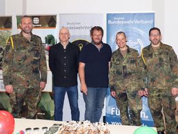 Am DBwV-Info-Stand bei der Jubiläumsfeier der Kreisgruppe Oberpfalz-Ost des VdRBw: Stoka-Vorsitzender Major Thomas Zimmermann (2.v.r.) und Mandatsträger des DBwV  Foto: Max Gürster/VdRBw