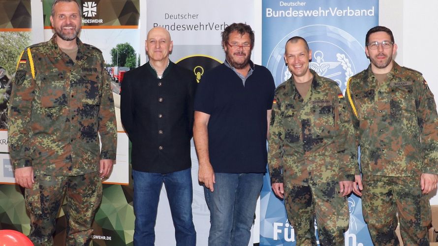 Am DBwV-Info-Stand bei der Jubiläumsfeier der Kreisgruppe Oberpfalz-Ost des VdRBw: Stoka-Vorsitzender Major Thomas Zimmermann (2.v.r.) und Mandatsträger des DBwV  Foto: Max Gürster/VdRBw