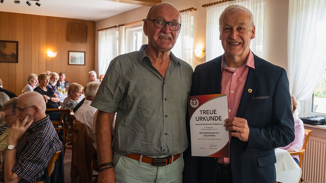 Volker Zergiebel (links) ehrte Jörg Scheffzick. Foto: DBwV