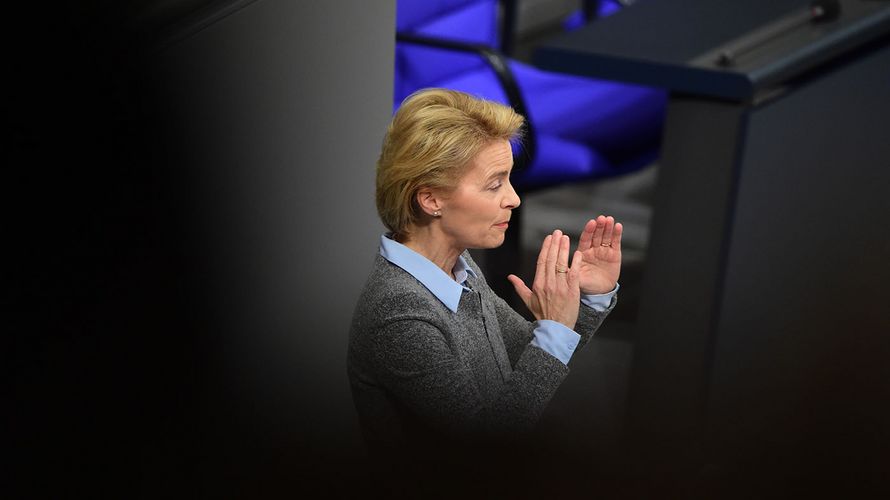 Verteidigungsministerin Ursula von der Leyen bei ihrer Rede im Bundestag Foto: dpa