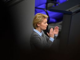 Verteidigungsministerin Ursula von der Leyen bei ihrer Rede im Bundestag Foto: dpa