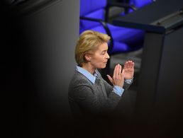 Verteidigungsministerin Usula von der Leyen gerät in der Berateraffäre immer mehr unter Druck Foto: dpa