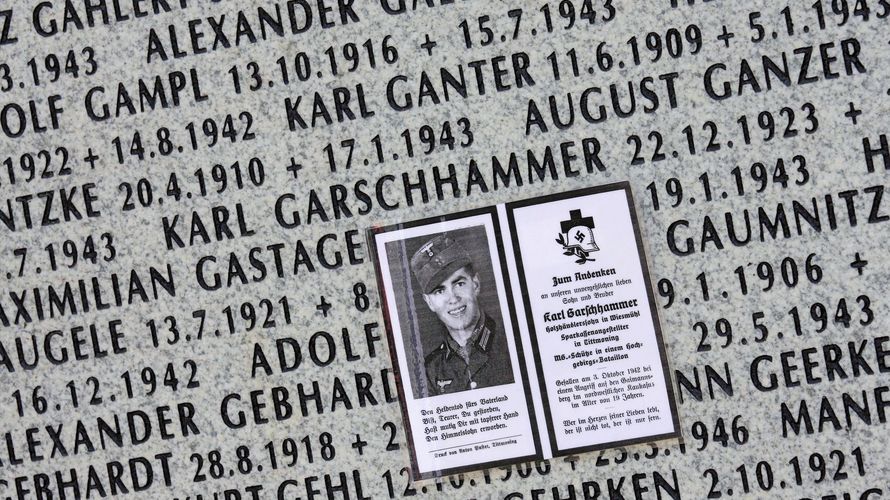 Die Namen vermisster deutscher Soldaten aus dem Zweiten Weltkrieg und ein Erinnerungsbild prangen auf dem deutschen Soldatenfriedhof in Apscheronsk/Russland (Gebiet Krasnodar) auf einem Gedenkstein. Die Kriegsgräberstätte Apscheronsk als zentraler Sammelfriedhof für alle deutschen Gefallenen des Zweiten Weltkriegs im Kaukasus und im Gebiet des Kuba-Brückenkopfs wurde 2008 feierlich eingeweiht. 130.000 deutsche Soldaten fanden hier in den Kämpfen 1942/43 den Tod. Über 6000 Tode hat der Volksbund Deutsche Kriegsgräberfürsorge hier bisher begraben- Etwa 30.000 können auf dem Gelände bestattet werden. Foto: Picture Alliance/Uwe Zucchi 