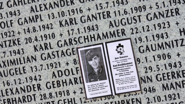 Die Namen vermisster deutscher Soldaten aus dem Zweiten Weltkrieg und ein Erinnerungsbild prangen auf dem deutschen Soldatenfriedhof in Apscheronsk/Russland (Gebiet Krasnodar) auf einem Gedenkstein. Die Kriegsgräberstätte Apscheronsk als zentraler Sammelfriedhof für alle deutschen Gefallenen des Zweiten Weltkriegs im Kaukasus und im Gebiet des Kuba-Brückenkopfs wurde 2008 feierlich eingeweiht. 130.000 deutsche Soldaten fanden hier in den Kämpfen 1942/43 den Tod. Über 6000 Tode hat der Volksbund Deutsche Kriegsgräberfürsorge hier bisher begraben- Etwa 30.000 können auf dem Gelände bestattet werden. Foto: Picture Alliance/Uwe Zucchi 