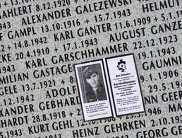 Die Namen vermisster deutscher Soldaten aus dem Zweiten Weltkrieg und ein Erinnerungsbild prangen auf dem deutschen Soldatenfriedhof in Apscheronsk/Russland (Gebiet Krasnodar) auf einem Gedenkstein. Die Kriegsgräberstätte Apscheronsk als zentraler Sammelfriedhof für alle deutschen Gefallenen des Zweiten Weltkriegs im Kaukasus und im Gebiet des Kuba-Brückenkopfs wurde 2008 feierlich eingeweiht. 130.000 deutsche Soldaten fanden hier in den Kämpfen 1942/43 den Tod. Über 6000 Tode hat der Volksbund Deutsche Kriegsgräberfürsorge hier bisher begraben- Etwa 30.000 können auf dem Gelände bestattet werden. Foto: Picture Alliance/Uwe Zucchi 