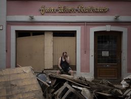 Viele Menschen stehen nach der Flutkatastrophe vor den Trümmern ihrer Existenz. Foto: picture alliance / ASSOCIATED PRESS | Bram Janssen