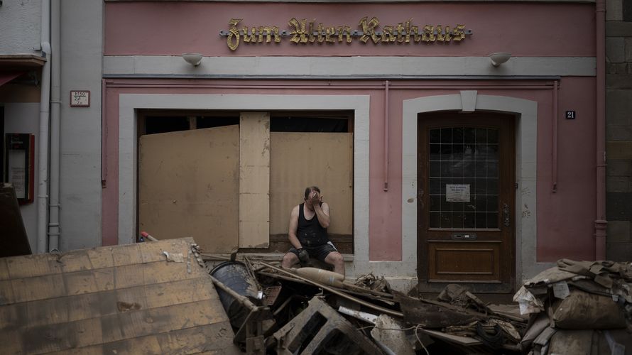 Viele Menschen stehen nach der Flutkatastrophe vor den Trümmern ihrer Existenz. Foto: picture alliance / ASSOCIATED PRESS | Bram Janssen