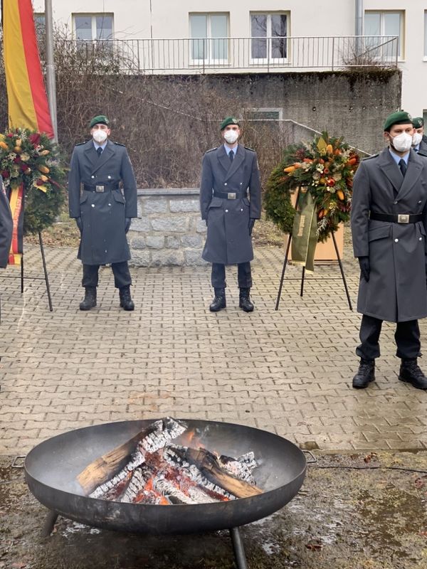 Mit einer Trauerfeier wurde in der Bayerwald-Kaserne an die Gefallenen vom 18. Februar 2011 erinnert. Foto: SVS
