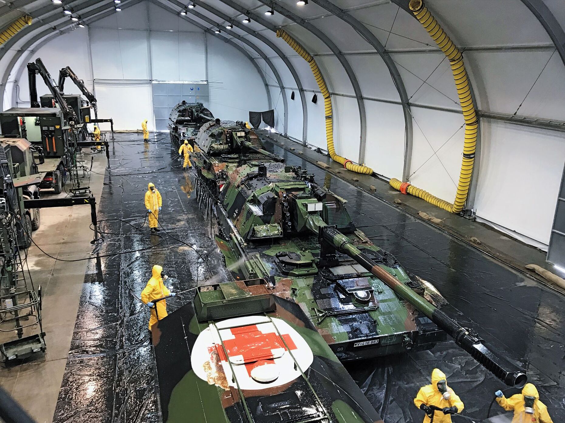 Ein ABC-Abwehrtrupp im Einsatz beim Dekontaminieren vin Panzerhaubitzen 2000. Foto: PIZ/Unterstützungskommando