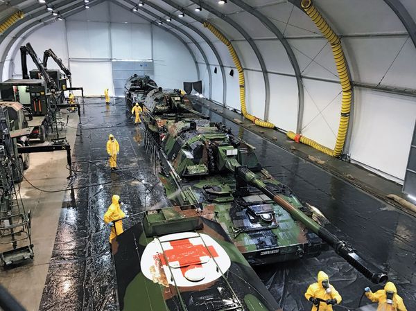 Ein ABC-Abwehrtrupp im Einsatz beim Dekontaminieren vin Panzerhaubitzen 2000. Foto: PIZ/Unterstützungskommando