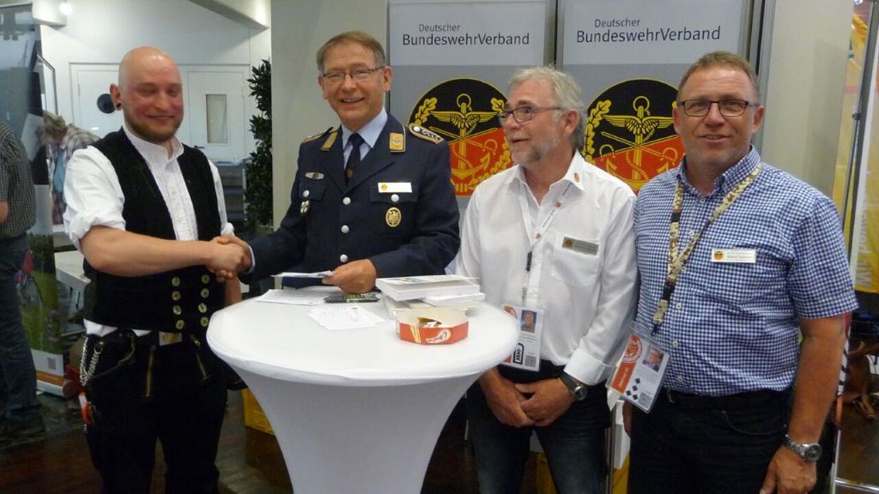 ZAW Teilnehmer Uffz (FA) Christoph Kuschke im Gespräch mit OStFw a.D Jürgen Gemmer, Bernhard Schlauß und Roland Sippmann (v.l.) Foto: DBwV/Pries